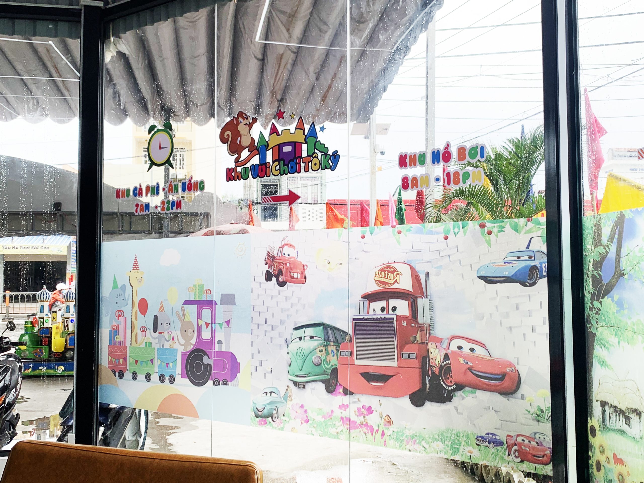 Thi công trình dán kính trẻ em in trên nền decal mờ