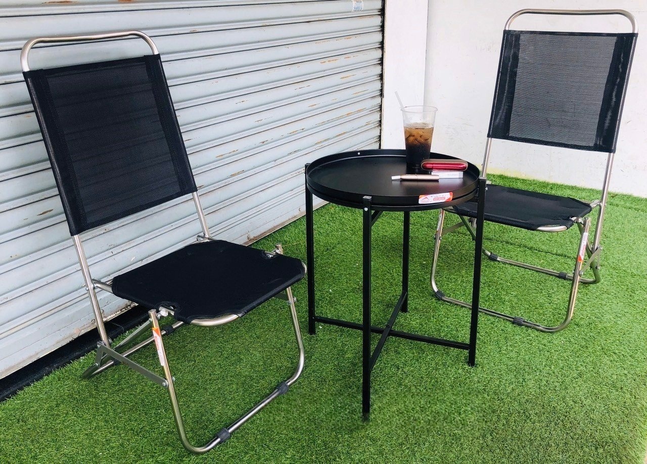 Bàn ghế cafe inox kiểu dáng đơn giản có thể gấp gọn cực kì tiện lợi, thuận tiện cho việc mang đi mang lại