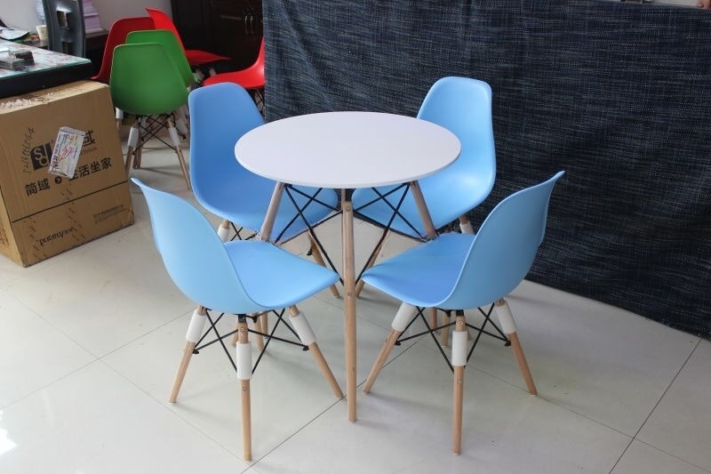 Bàn ghế cafe nhựa chân gỗ màu sắc bắt mắt