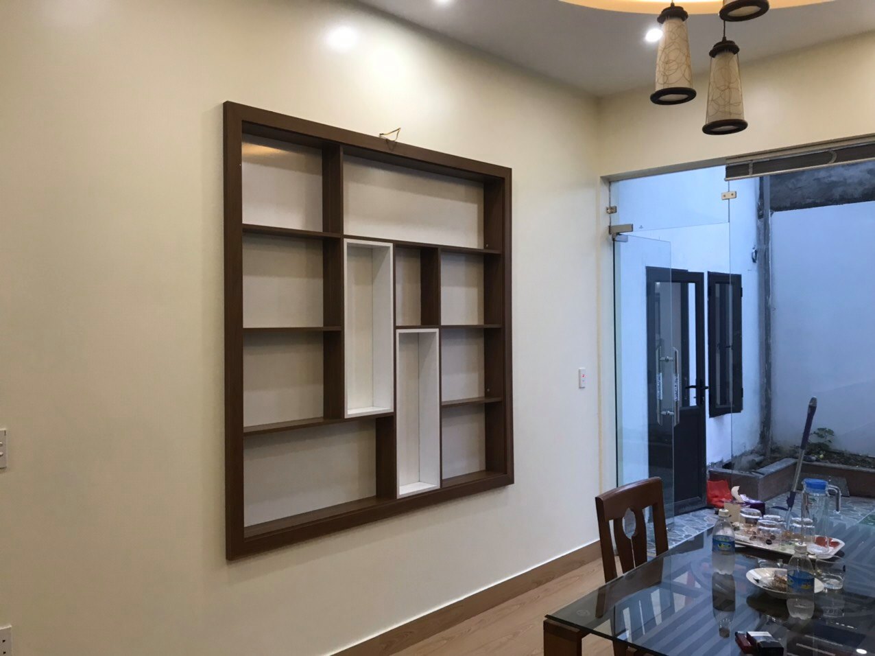 Kệ gỗ trang trí âm tường phòng khách gọn gàng