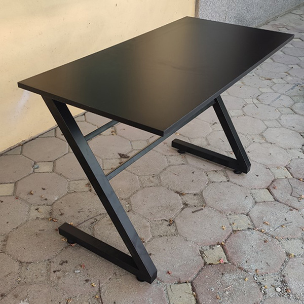 Bàn văn phòng với phần chân sắt được thiết kế theo hình chữ Z – BLVVP65