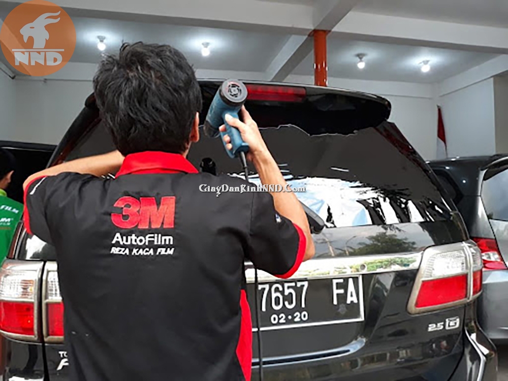 LẮP ĐẶT PHIM CÁCH NHIỆT 3M Ô TÔ CHÍNH HÃNG