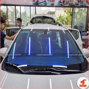Phim đổi màu kính lái cách nhiệt cho oto