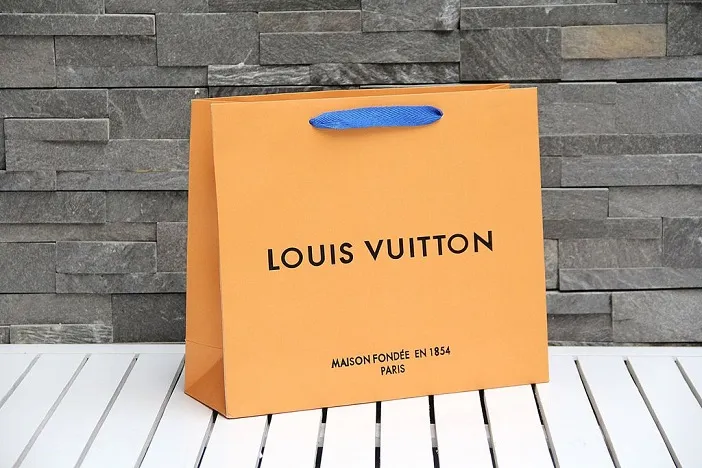 Lưu ý khi thiết kế túi giấy cho shop thời trang