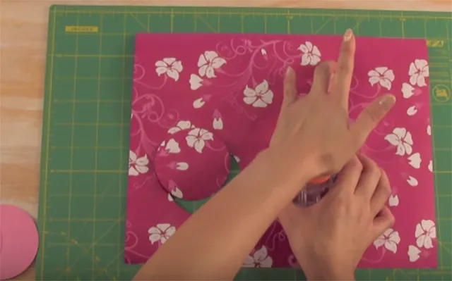 Cắt 2 hình tròn của tờ giấy trang trí