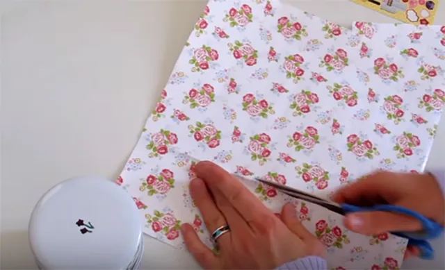 Cắt giấy đoạn vừa cuộn