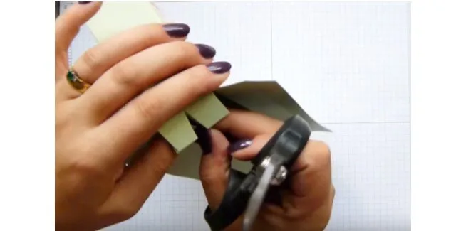 Bước 6 – Cắt vát hình tam giác nhỏ phần gờ mặt bên