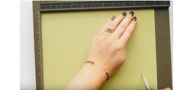 Bước 1: Chuẩn bị một mảnh bìa