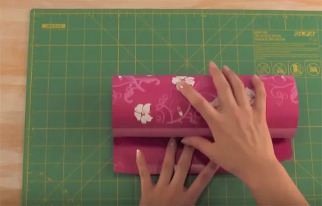 Dán giấy trang trí lên bìa hình trụ