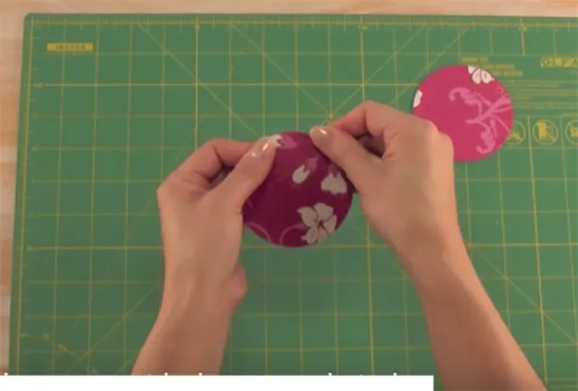 Dán hình tròn của bìa với hình tròn của giấy trang trí lại với nhau