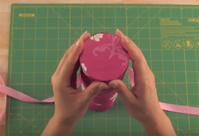 Dán hình tròn vừa rồi lên hộp trụ