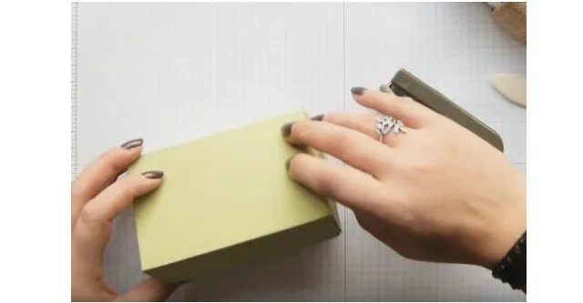 Bước 4: Dán keo vào mặt hộp