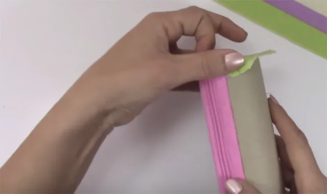 Dán lên đầu hình hộp bút