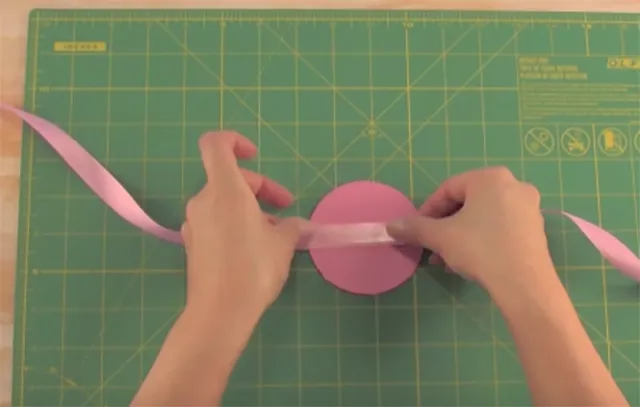 Dán ruy băng đã cắt lên hình tròn