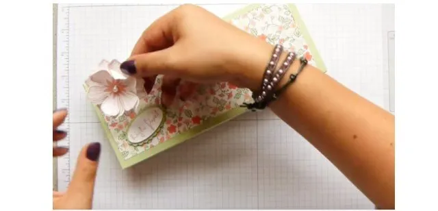 Bước 7 – Dán các vật trang trí lên mặt hộp