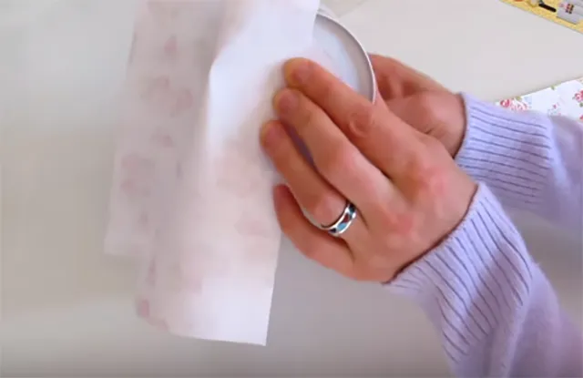 Gập giấy và tạo thành nửa hình tròn