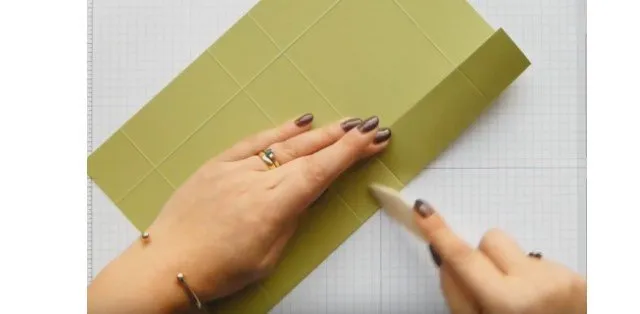 Bước 2 – Tạo nếp gấp bằng que dẹt