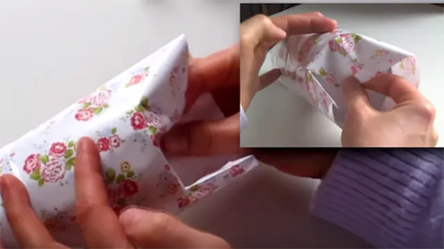 Gập góc của tờ giấy chéo sang 2 bên.