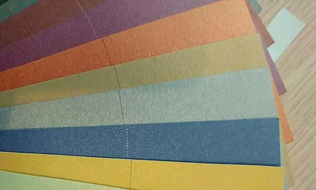 Giấy nhũ có nhiều màu sắc để in sổ tay ấn tượng hơn