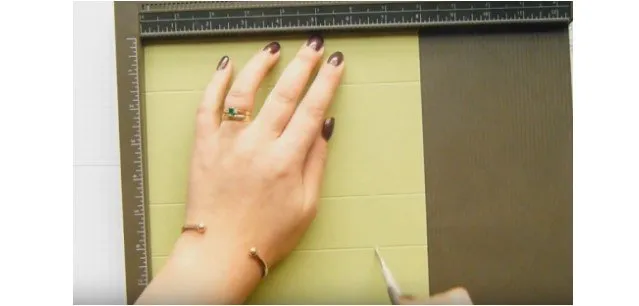 Kẻ các đường cách mép của tờ giấy