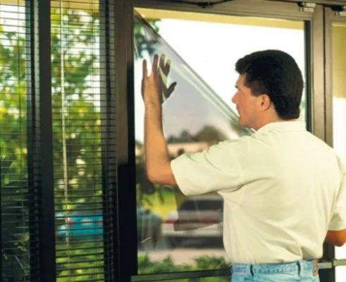 Những lưu ý khi gỡ decal dán kính