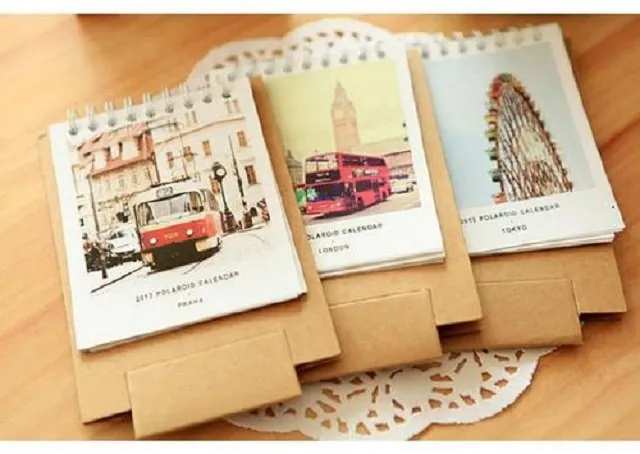 Lịch handmade để bàn được làm từ bìa cứng và tranh ảnh theo phong cách vintage