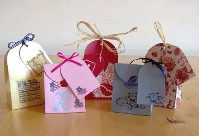 Mẫu túi giấy đựng quà nhỏ xinh kèm tấm thiệp có gắn nơ bên ngoài