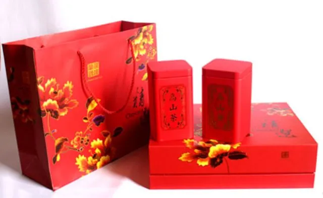 Mẫu túi giấy đựng quà tết màu đỏ với họa tiết hoa văn tượng trưng cho tết sum vầy, vạn sự như ý