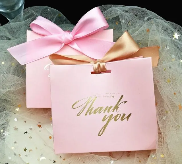 Mẫu túi giấy màu hồng nhẹ nhàng cùng dòng chữ “Thank you” phun nhũ sang trọng