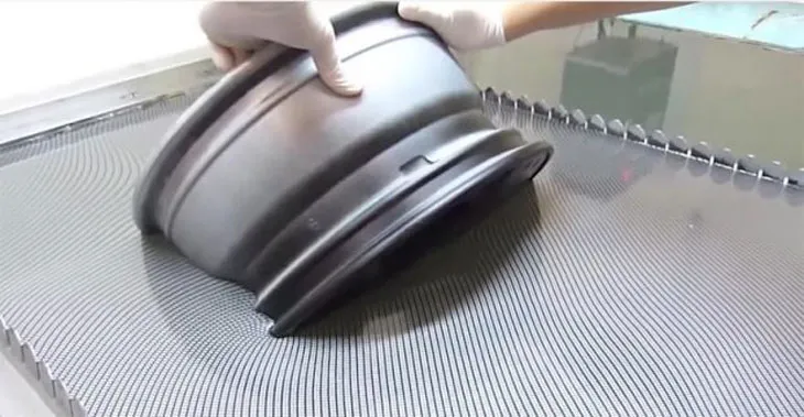 Nhúng sản phẩm cần in vào bể