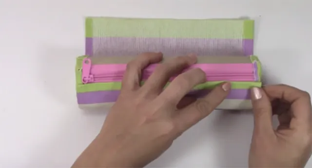 Phết keo lên để dán