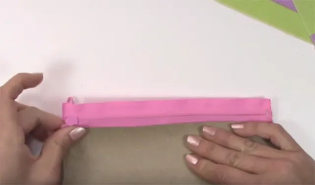 Phết keo lên giấy