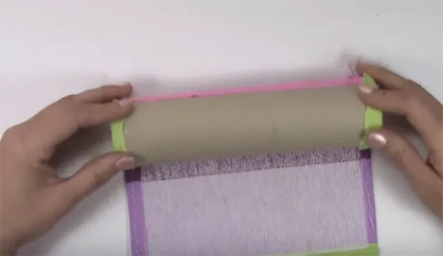 Phết keo tiếp vào 2 đầu hình hộp bút