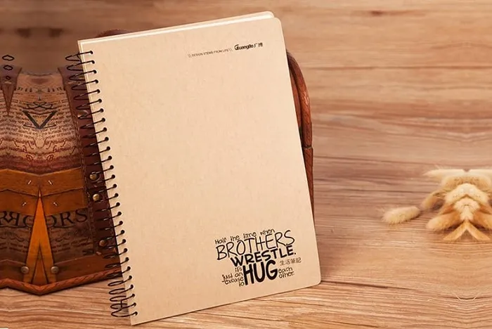 Bìa bên ngoài của sổ tay được làm từ chất liệu giấ Kraft
