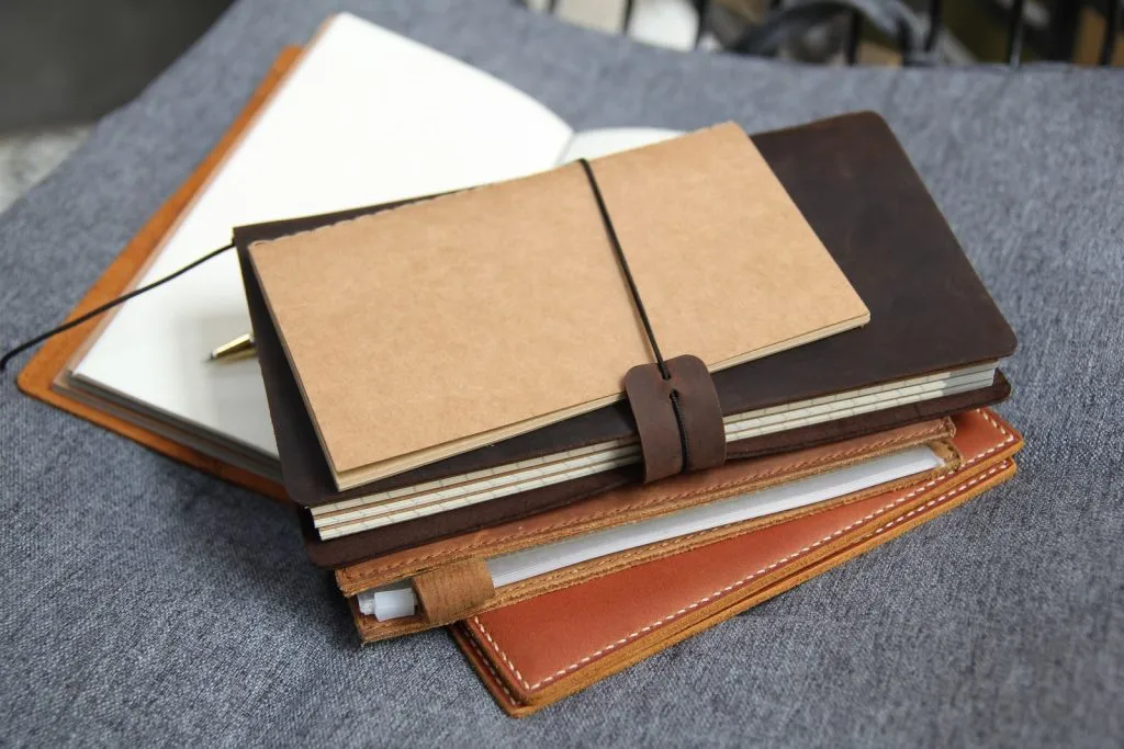 Sổ tay được làm từ chất liệu giấy bãi bằng
