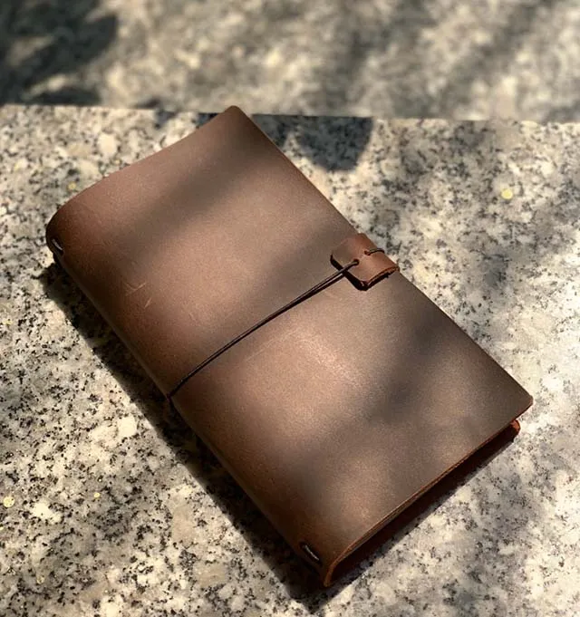 Sổ tay handmade được làm từ giấy Kraft với phần da chật màu nâu ấn tượng