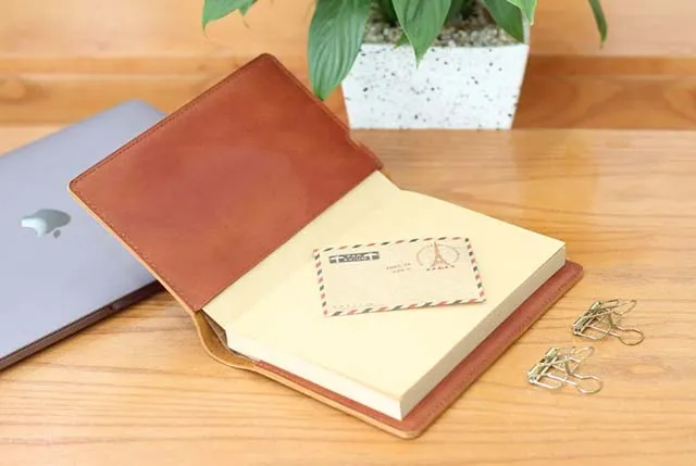 Chất liệu da thật sang trọng, thích hợp với những người yêu thích viết lách