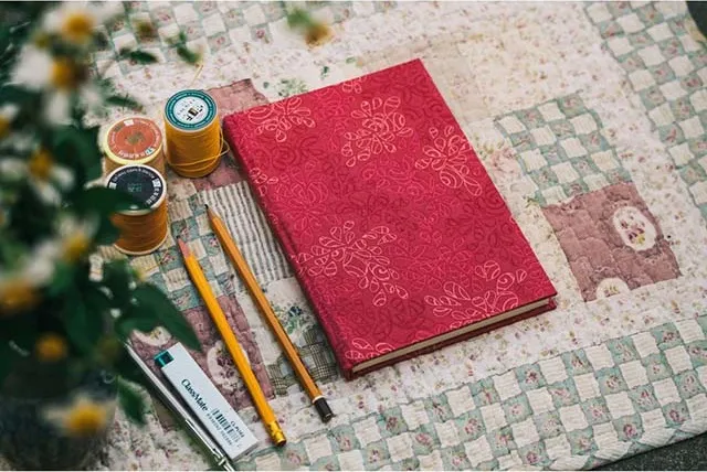 Sổ tay Kraft bìa vải màu đỏ với hoa văn nổi vô cùng ấn tượng, độc đáo