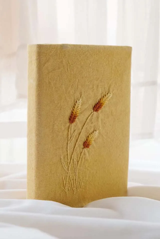 Nếu khéo tay, các bạn có thể thêu hình hoa xinh xắn lên bìa sổ