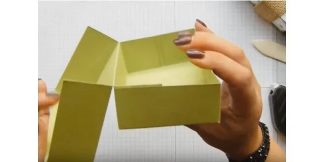 Bước 5: Sử dụng máy dập cắt tạo hình tròn giữa nắp hộp