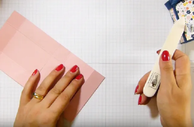 Bước 2 – Tạo nếp trên giấy