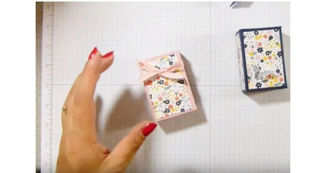 Bước 6: Thắt nơ trang trí hộp