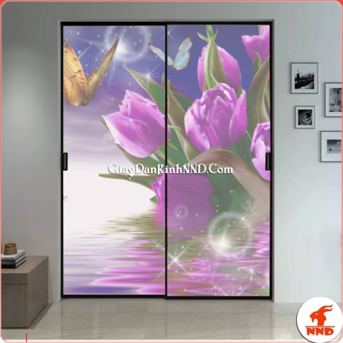 Tranh dán kính 3D là sản phẩm được đặt in theo yêu cầu. Với kích thước, mẫu mã và chất liệu theo yêu cầu của gia chủ. Nên tính tùy biến và thẩm mỹ vượt trội hơn nhiều. Đồng thời giá thành sản phẩm cũng cao hơn.
