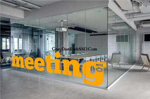 Cắt chữ meeting màu vàng dán vách kính phòng làm việc