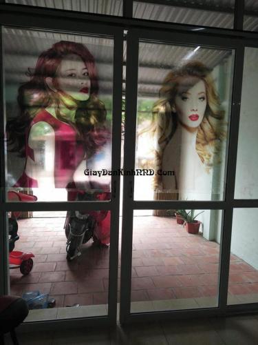 In decal trong dán cửa kính salon tóc là thường thấy nhiều nhất