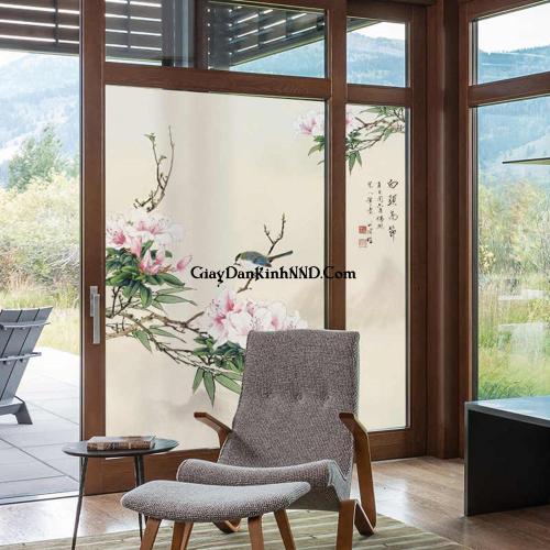 In tranh dán kính hình hoa tạo điểm nhấn cho không gian nhà xinh