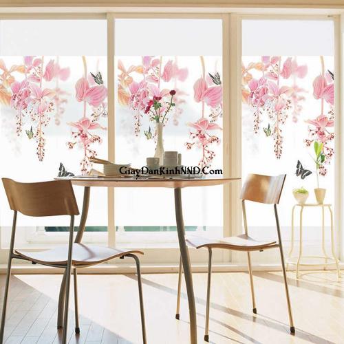 Tranh dán kính 3D trên nền decal mờ hình bông hoa tạo điểm nhấn ấn tượng
