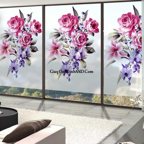 Tranh dán kính 3D trên nền decal mờ hình bông hoa tạo điểm nhấn ấn tượng